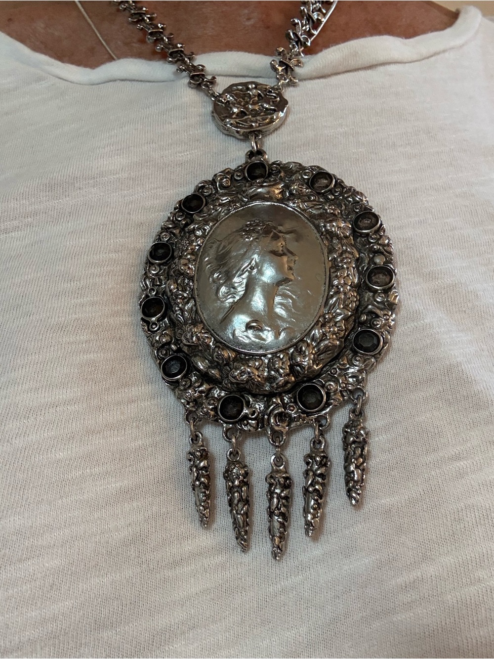 Vintage Signed Goldette Large Silver-Tone Cameo Pendant Necklace - Picture 9 of 9